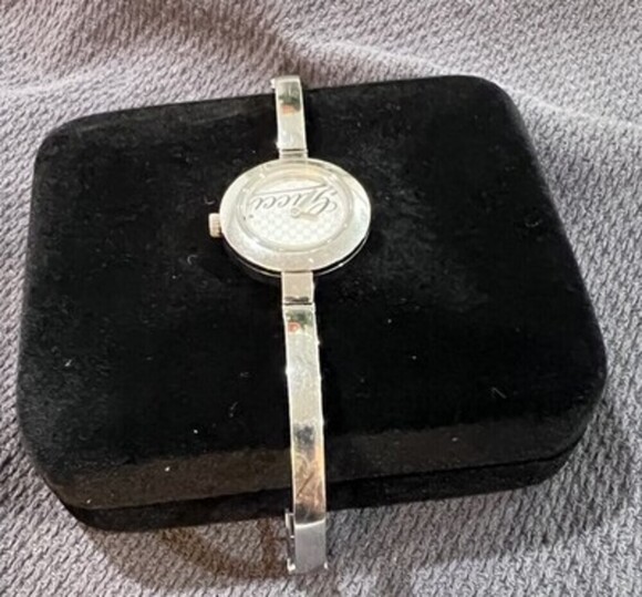 Authentic Gucci Women’s Bangle Watch Model 105 Ladies ETA Swiss Mov. main image 7